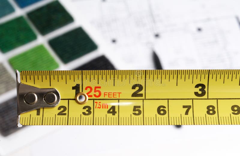 Designer interior care alege culori și materiale stock image