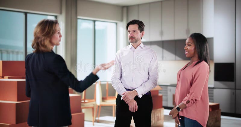 Interior Designer Consults Cuplu Gravidă stock photo