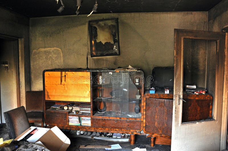 Interior destruido de una casa después de un fuego imagen de archivo libre de regalías Interior destruido de una casa después de un fuego imagen de archivo libre de regalías