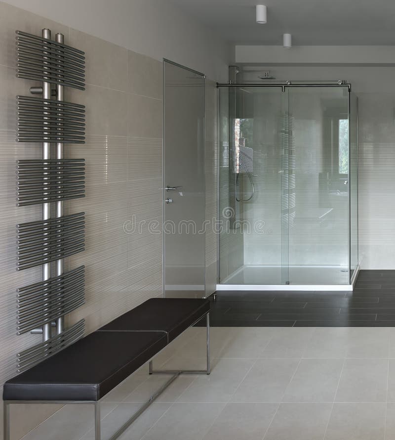 Interior do banheiro com cabine do chuveiro foto de stock Interior do banheiro com cabine do chuveiro foto de stock