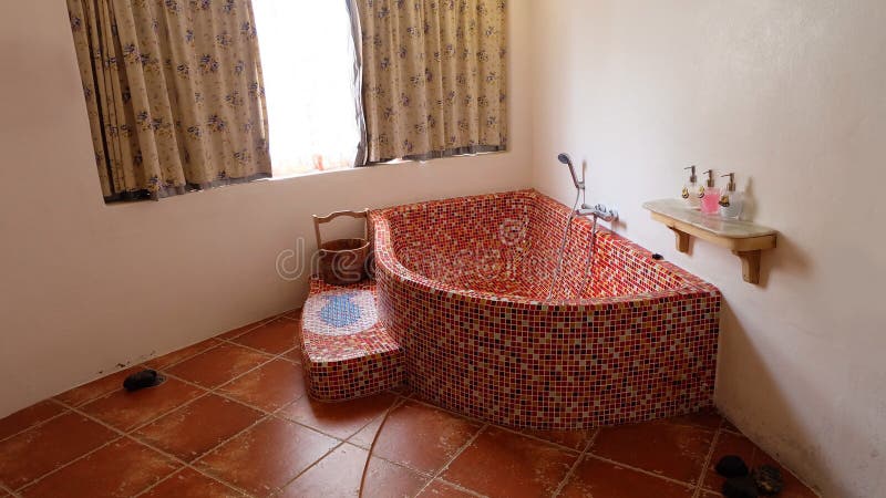 Interior do banheiro na banheira do vintage cerâmica com casa do chuveiro foto de stock Interior do banheiro na banheira do vintage cerâmica com casa do chuveiro foto de stock