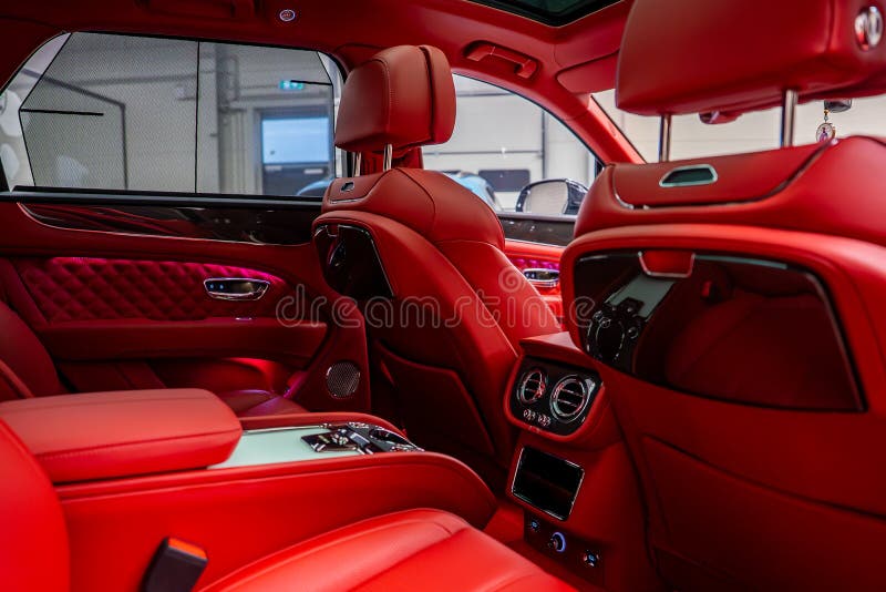 Interior do Bentley Bentayga com couro vermelho e acabamentos em madeira imagens de stock