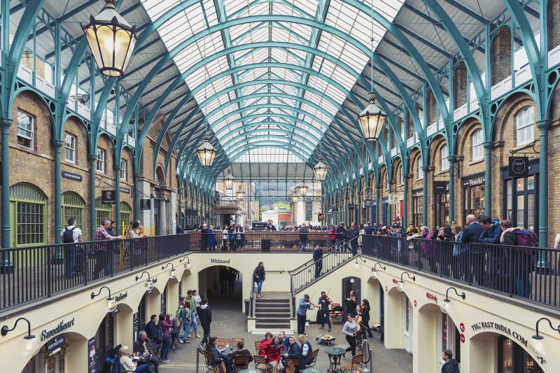 Interior do mercado do jardim de Covent na cidade de Westminster, a mais grande Londres fotografia de stock Interior do mercado do jardim de Covent na cidade de Westminster, a mais grande Londres fotografia de stock