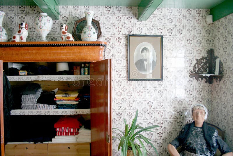 Interior do museu de Urk na antiga câmara municipal imagem de stock