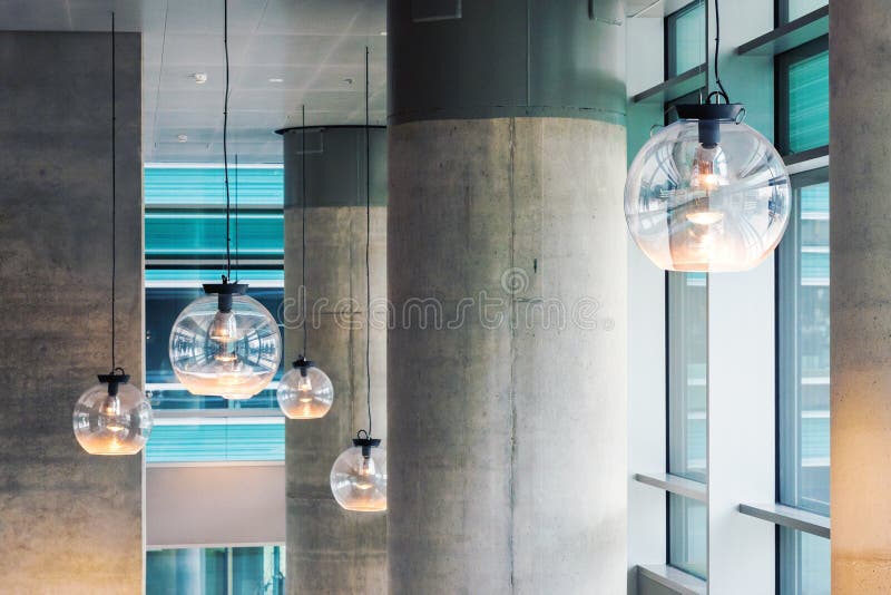Interior do projeto industrial com colunas concretas e lig do teto imagens de stock Interior do projeto industrial com colunas concretas e lig do teto imagens de stock
