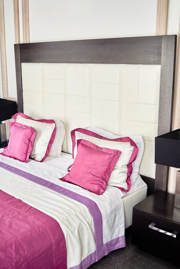 Interior do quarto de hotel com cama dupla e mesa de cama, espaço para cópia Cabeçalho de luxo, espaço para cópia imagem de stock Interior do quarto de hotel com cama dupla e mesa de cama, espaço para cópia Cabeçalho de luxo, espaço para cópia imagem de stock