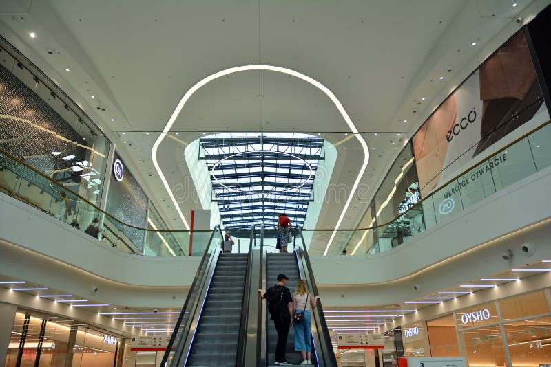 Interior do shopping moderno Galeria Mlociny imagem de stock Interior do shopping moderno Galeria Mlociny imagem de stock