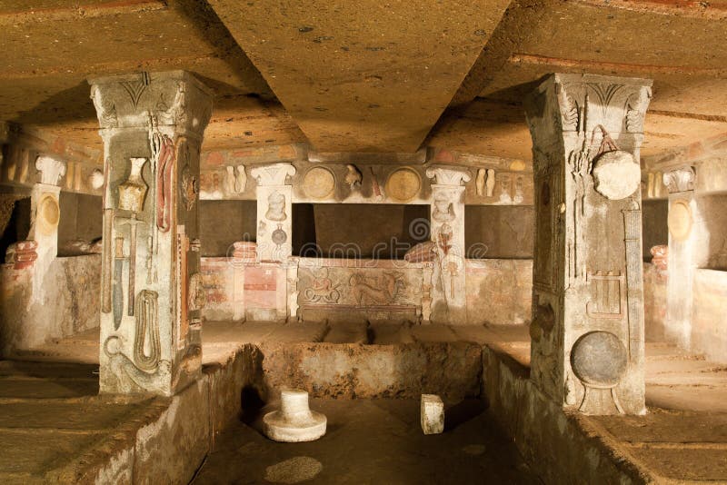 Interior do túmulo antigo (necrópolis de Etruscan) imagens de stock royalty free Interior do túmulo antigo (necrópolis de Etruscan) imagens de stock royalty free