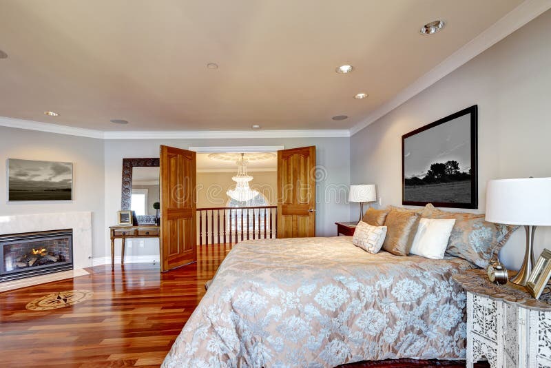 Interior Elegante Del Dormitorio Principal Con La Chimenea Imagen de