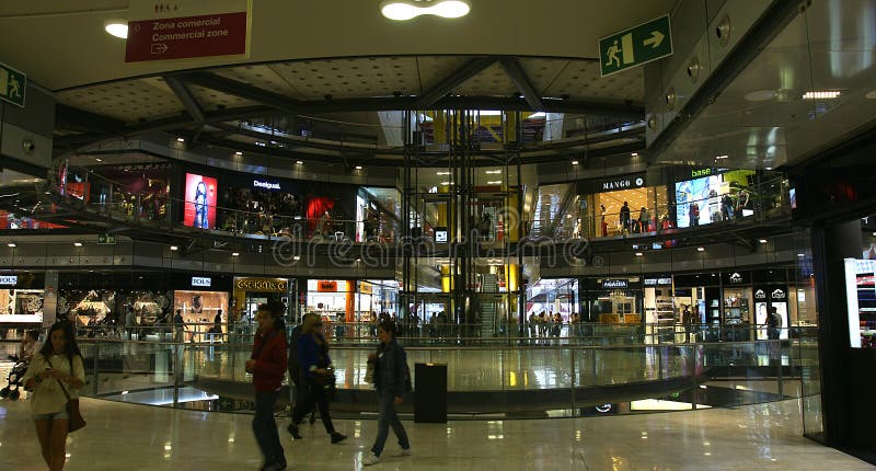Interior en un centro comercial imágenes de archivo libres de regalías Interior en un centro comercial imágenes de archivo libres de regalías