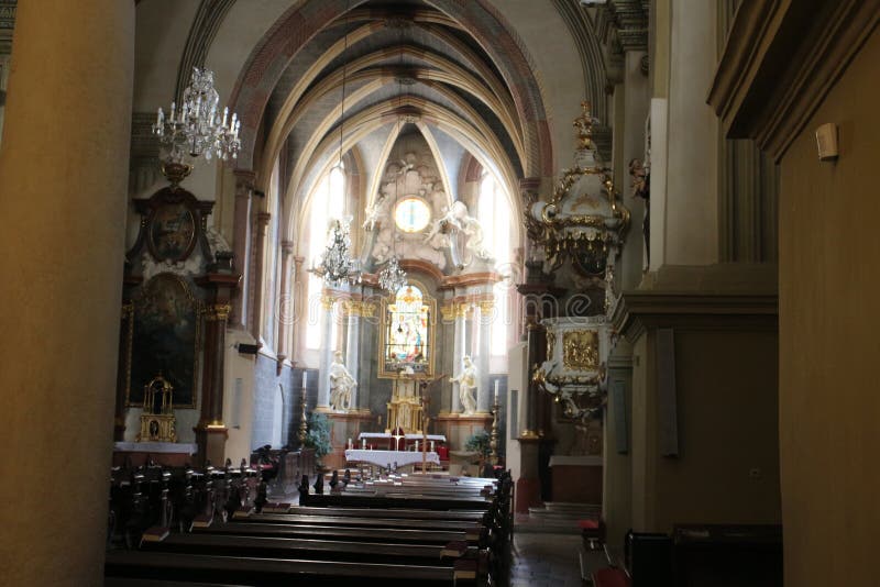 Interiér františkánského kostela ve starém městě Bratislavy
