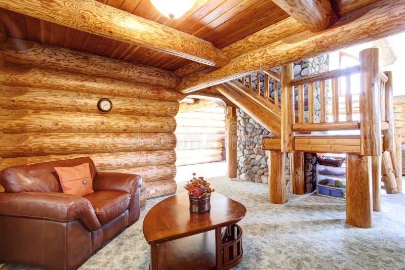 Interior grande de la casa de la cabaña de madera - salón acogedor