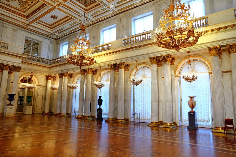 Salão dos Brasões no interior do Palácio de Inverno do Museu Hermitage imagem de stock royalty free