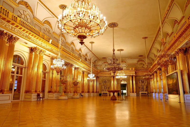 Salão dos Brasões no interior do Palácio de Inverno do Museu Hermitage imagem de stock royalty free