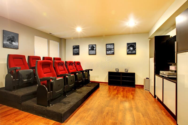 Interior Home do quarto do entretenimento do cinema da tevê.