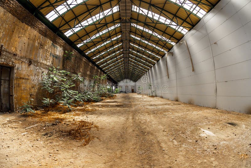Interior industrial abandonado con la luz brillante fotografía de archivo Interior industrial abandonado con la luz brillante fotografía de archivo