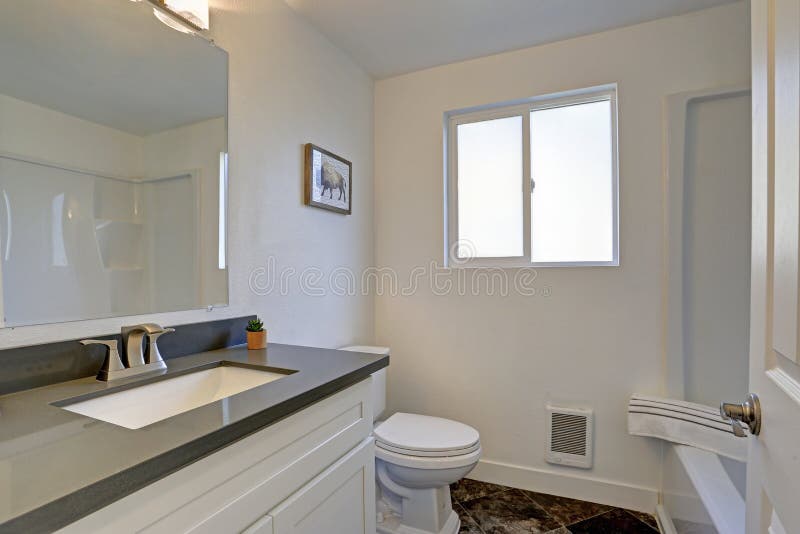 Interior limpio blanco del cuarto de baño imagen de archivo Interior limpio blanco del cuarto de baño imagen de archivo