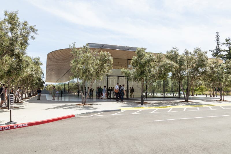 Entrance To The Apple Store Stock Photo - Download Image Now - San  Francisco - California, Silicon Valley, Apple Computers - iStock