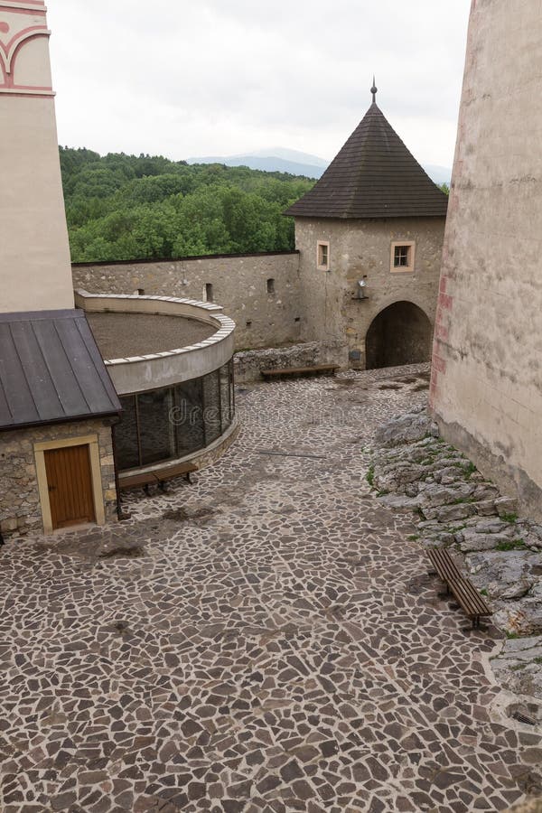 Interiér stredovekého hradu mesta Trenčín po slovensky
