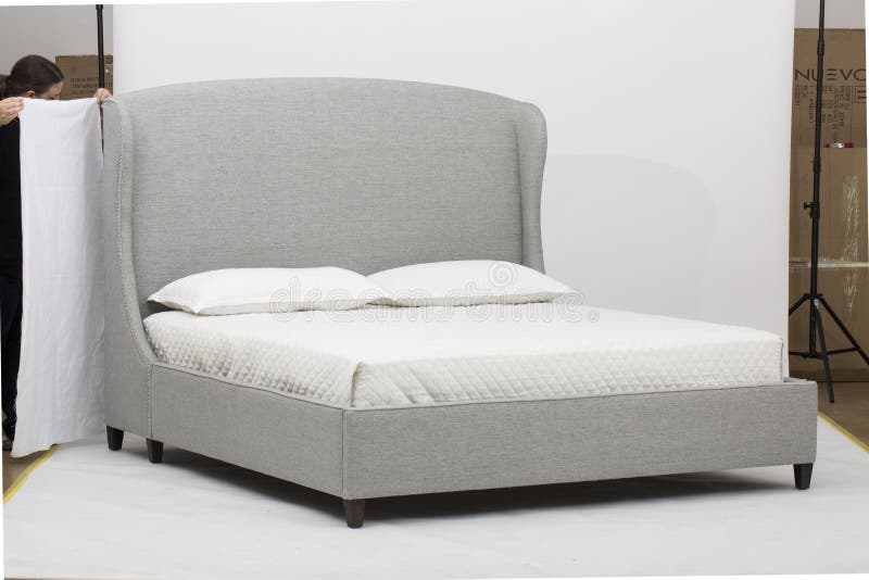 Interior moderno blanco y gris con una cama de div?n doble - imagen del dormitorio fotos de archivo Interior moderno blanco y gris con una cama de div?n doble - imagen del dormitorio fotos de archivo