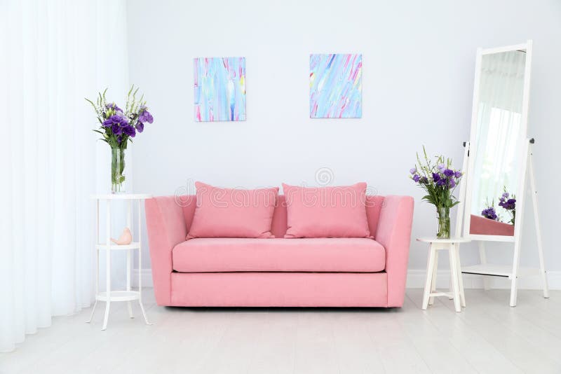 Interior moderno da sala de visitas com sofá confortável imagem de stock Interior moderno da sala de visitas com sofá confortável imagem de stock