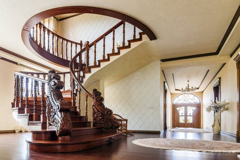Interior moderno de la arquitectura con vestíbulo de lujo elegante clásico con las escaleras de madera brillantes curvadas de las imagen de archivo Interior moderno de la arquitectura con vestíbulo de lujo elegante clásico con las escaleras de madera brillantes curvadas de las imagen de archivo