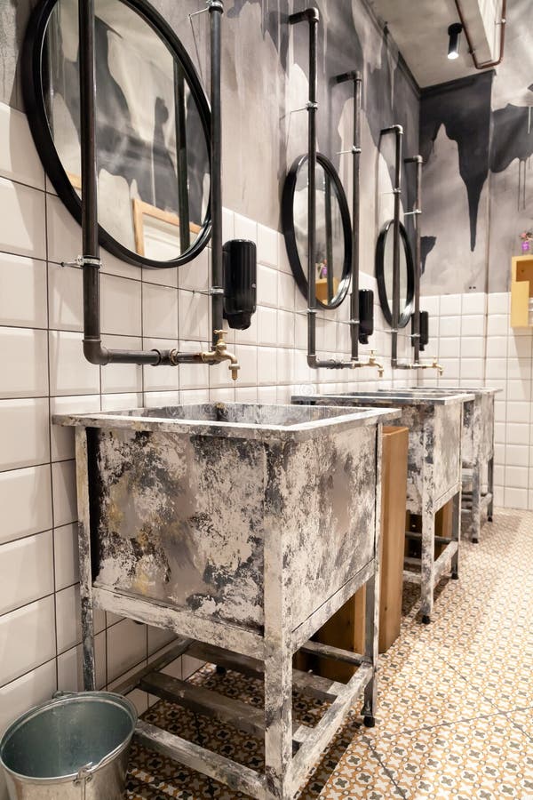 Interior moderno de Rusia Novosibirsk 2018-11-18 del retrete del estilo del desván del restaurante, fregaderos concretos cuadrado fotografía de archivo Interior moderno de Rusia Novosibirsk 2018-11-18 del retrete del estilo del desván del restaurante, fregaderos concretos cuadrado fotografía de archivo