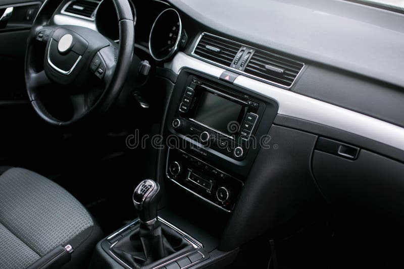 Interior moderno del coche Volante, tablero de instrumentos, velocímetro, exhibición fotografía de archivo Interior moderno del coche Volante, tablero de instrumentos, velocímetro, exhibición fotografía de archivo