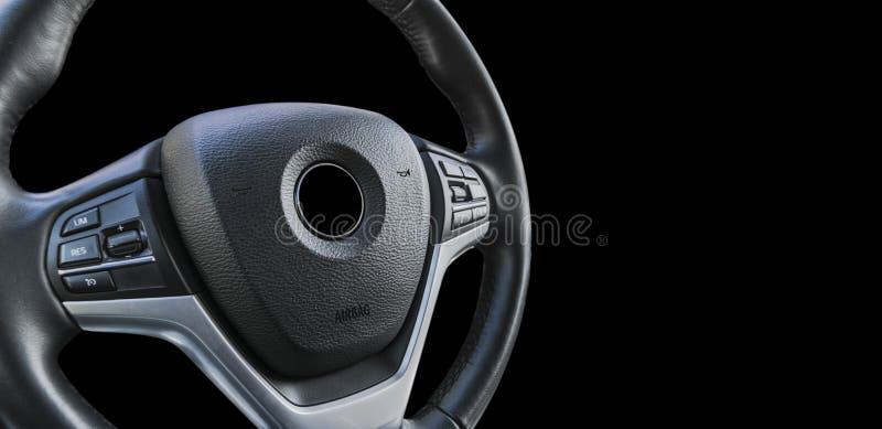 Interior moderno do carro. volante com botões de comando telefônico isolados em fundo preto. detalhes do interior do carro. carro