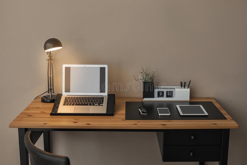 Interior moderno do local de trabalho com portátil e dispositivos na tabela ilustração do vetor Interior moderno do local de trabalho com portátil e dispositivos na tabela ilustração do vetor