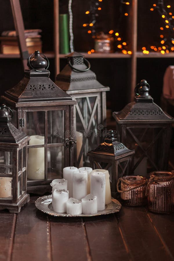 Interior moderno y concepto casero de la decoración Con las velas, las linternas y las palmatorias Piezas de madera imágenes de archivo libres de regalías Interior moderno y concepto casero de la decoración Con las velas, las linternas y las palmatorias Piezas de madera imágenes de archivo libres de regalías