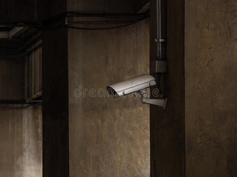 Interior oscuro en el edificio con el CCTV fotografía de archivo libre de regalías Interior oscuro en el edificio con el CCTV fotografía de archivo libre de regalías
