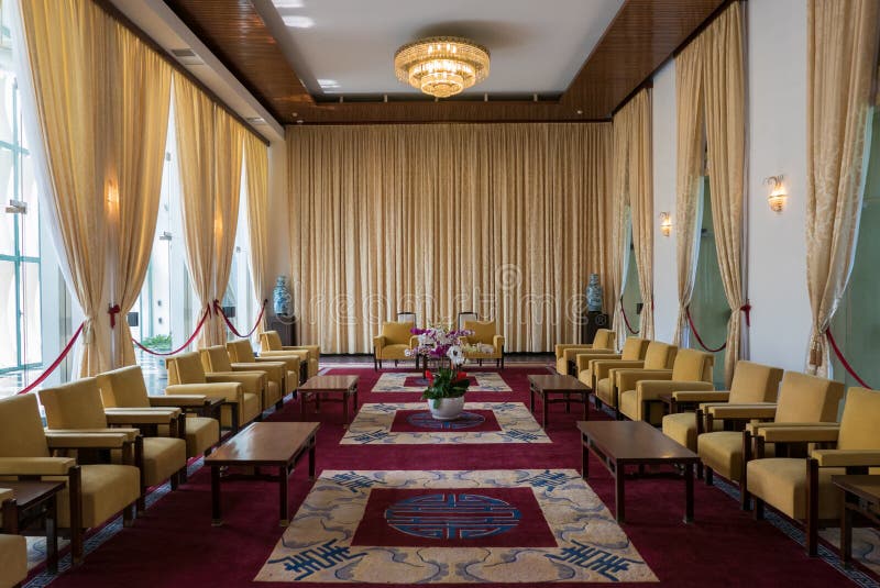 Interior ou o palácio da independência em Ho Chi Minh City, Vietname. Sala de recepção no palácio da reunificação, previamente o palácio da independência, em Ho Chi Minh City, usado como matrizes pelo armário vietnamiano sul durante a guerra do vietname