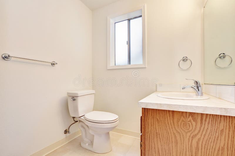 Papelera en el cuarto de baño - simple y pequeño Fotografía de stock - Alamy