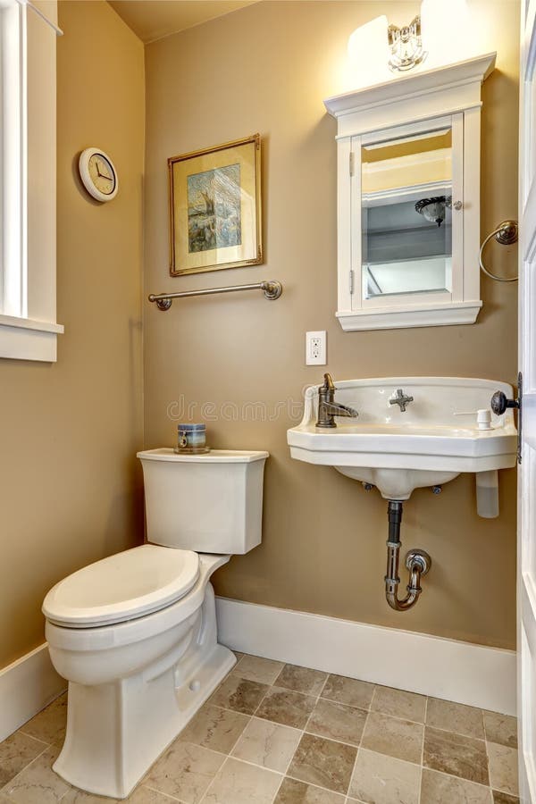 Interior Simple Del Cuarto De Baño En Color Beige Imagen de archivo