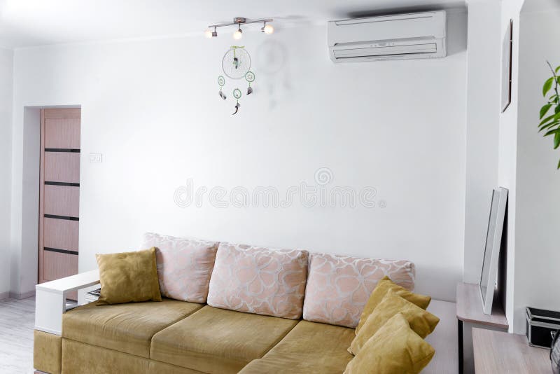 Interior simple moderno en apartamentos ligeros Interior de la sala de estar fotografía de archivo libre de regalías Interior simple moderno en apartamentos ligeros Interior de la sala de estar fotografía de archivo libre de regalías