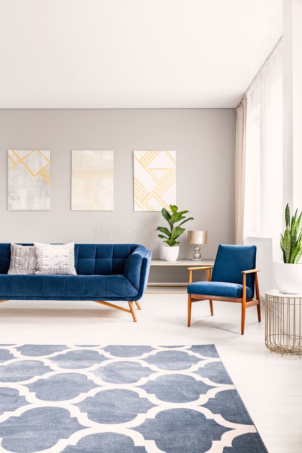 Interior simples da sala de visitas com um espaço grande com um tapete Sofá e poltrona no fundo Foto real imagens de stock Interior simples da sala de visitas com um espaço grande com um tapete Sofá e poltrona no fundo Foto real imagens de stock