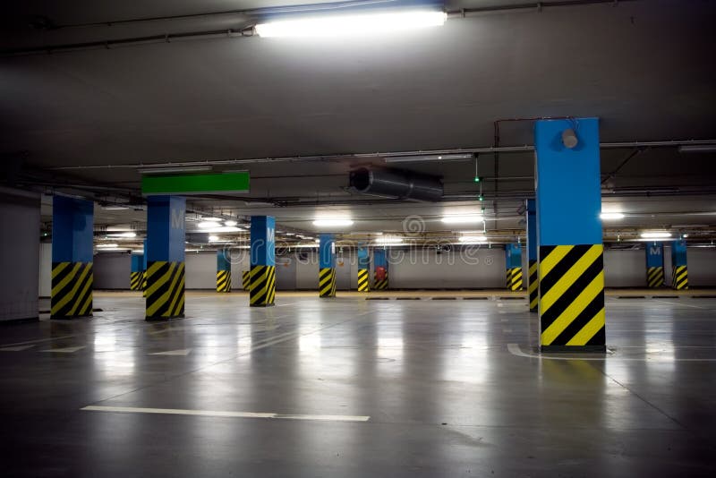 Interior subterrâneo da garagem de estacionamento