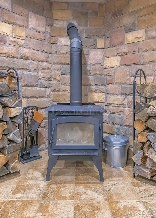 Interior De Una Chimenea Con Estufa De Leña Vintage Foto de archivo -  Imagen de raspador, cosas: 228987740