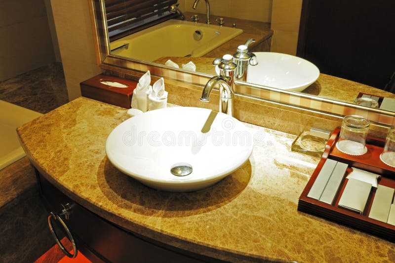 Interiore 1 della stanza da bagno dell'hotel fotografie stock Interiore 1 della stanza da bagno dell'hotel fotografie stock