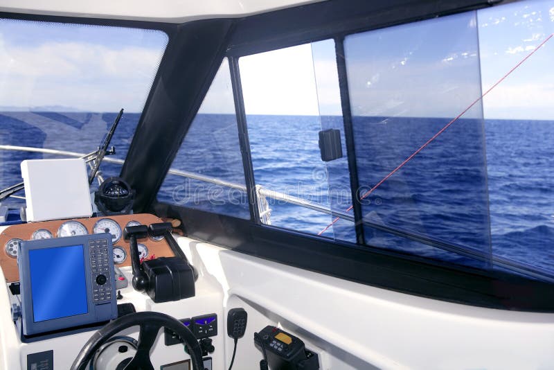 Interiore della barca con gli strumenti del pannello di controllo fotografie stock Interiore della barca con gli strumenti del pannello di controllo fotografie stock
