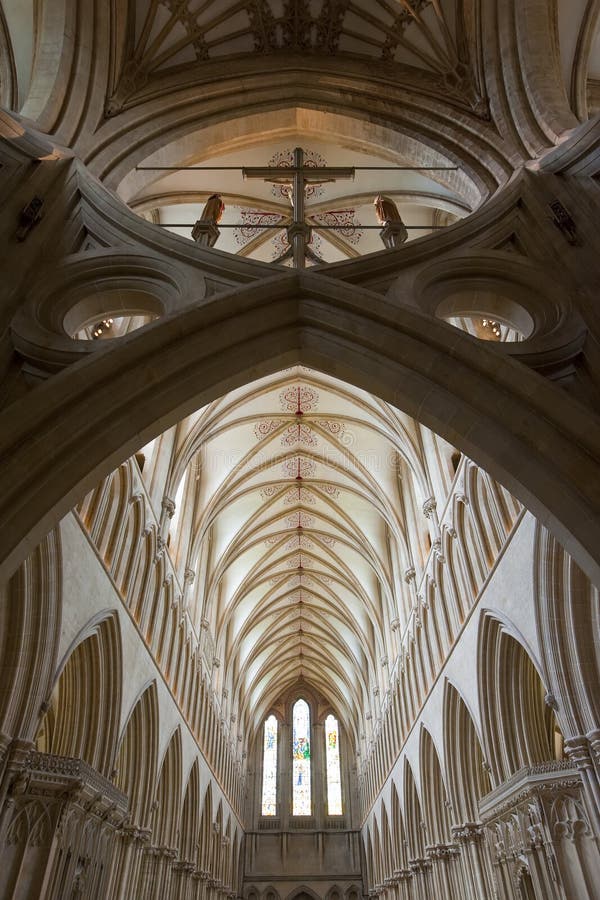 Interiore di bella cattedrale gotica dei pozzi