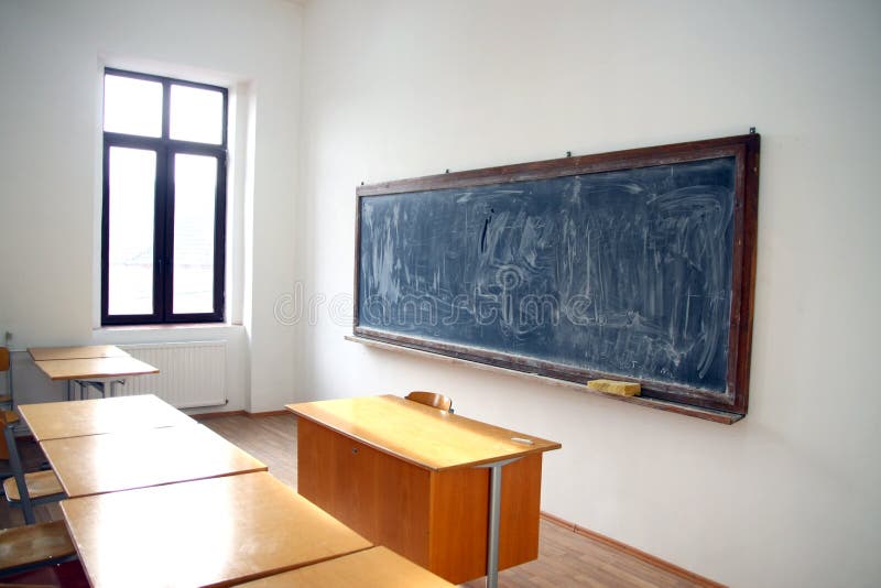 Interiore tradizionale dell'aula con la lavagna immagini stock libere da diritti Interiore tradizionale dell'aula con la lavagna immagini stock libere da diritti