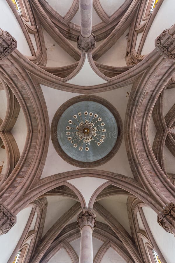 Interiores y detalles de la catedral de angangueo michoacan méxico