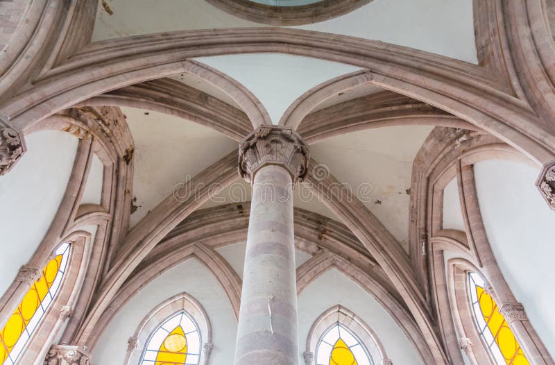 Interiores y detalles de la catedral de angangueo michoacan méxico