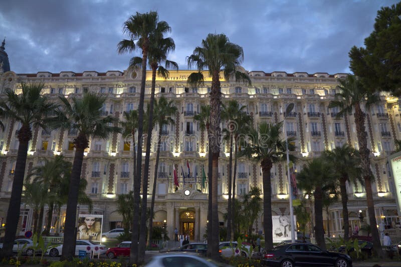 Interkontinental-Carlton Hotel in Cannes nachts lizenzfreies stockfoto Interkontinental-Carlton Hotel in Cannes nachts lizenzfreies stockfoto