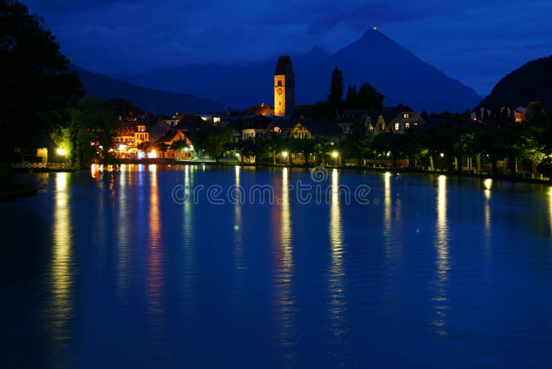 Download Interlaken reflexioner fotografering för bildbyråer. Bild av flod - 997401