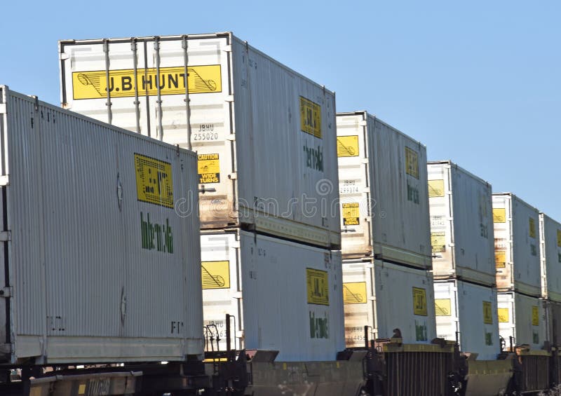 Intermodal vracht die op een trein reizen royalty-vrije stock afbeeldingen Intermodal vracht die op een trein reizen royalty-vrije stock afbeeldingen