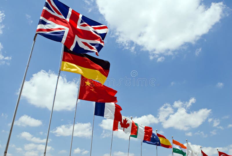 Ondulación banderas representante diferente países cielo azul.