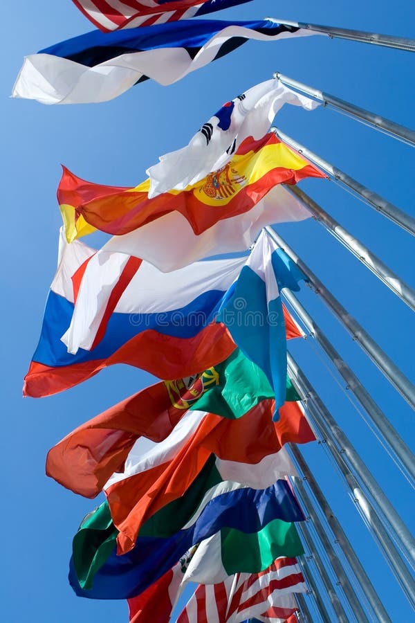 Internacional banderas soplo en viento.